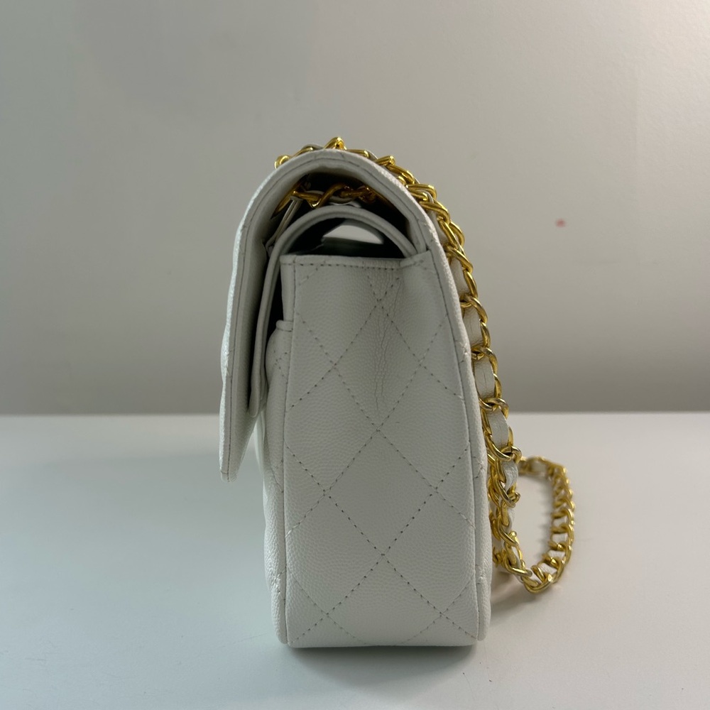 Chanel white Quilted Shoulder Bag with Gold Chain - Picture 3 of 8